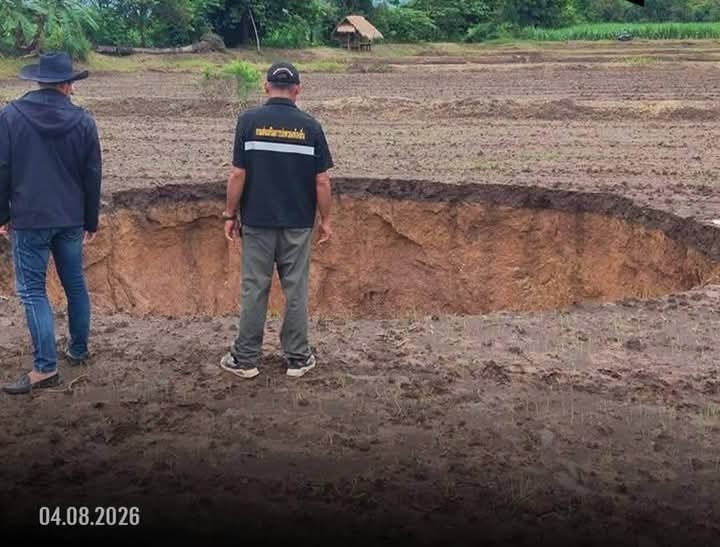 泰国孔敬省突发大面积地陷 形成多个巨型深坑