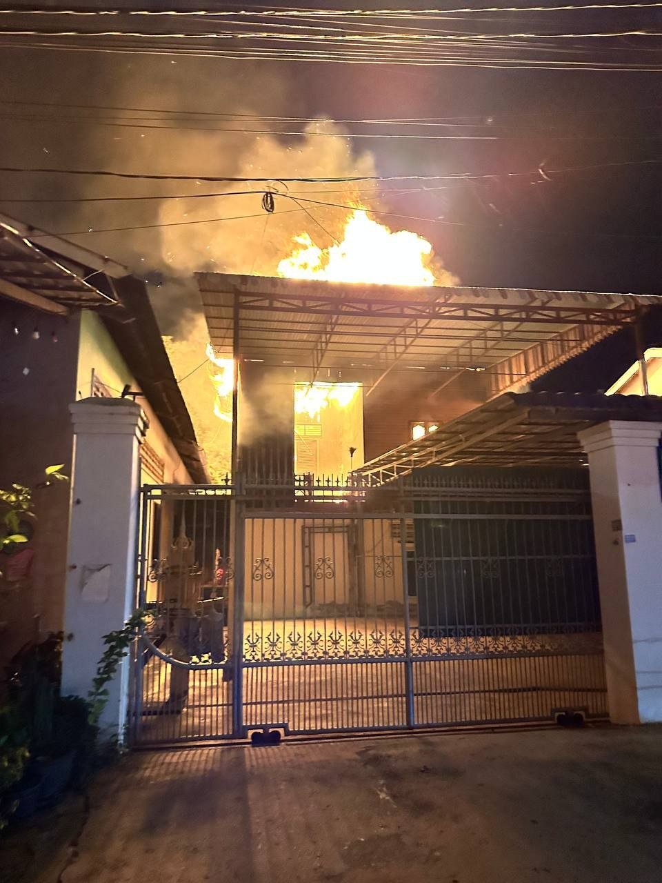 暹粒市斯瓦当昆区发生火灾 昨晚深夜一民宅被烧毁
