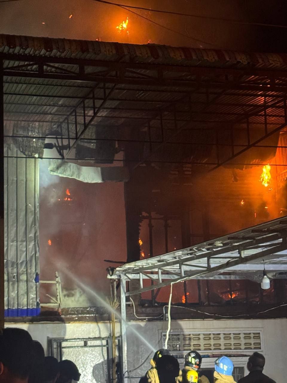 暹粒市斯瓦当昆区发生火灾 昨晚深夜一民宅被烧毁