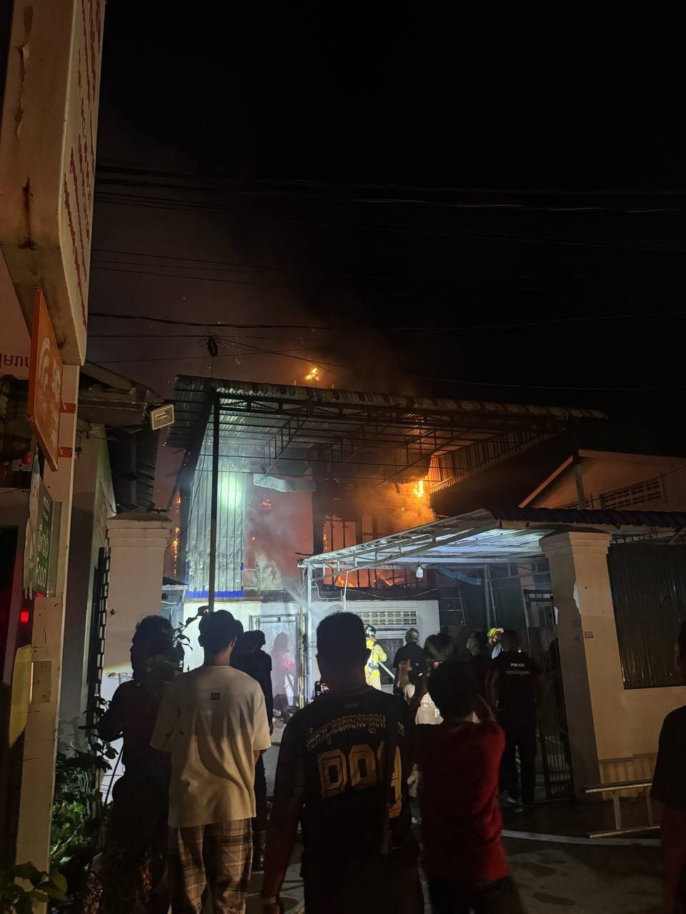 暹粒市斯瓦当昆区发生火灾 昨晚深夜一民宅被烧毁