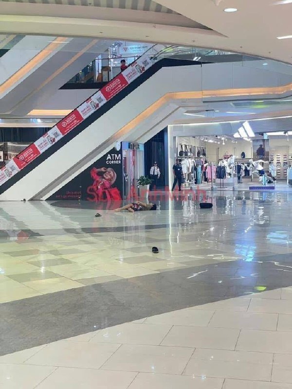 金边Midtown商场发生坠楼事件 伤者身份待核实