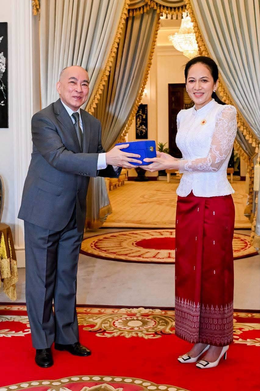 西哈莫尼国王捐赠10万美元 支持柬埔寨红十字会