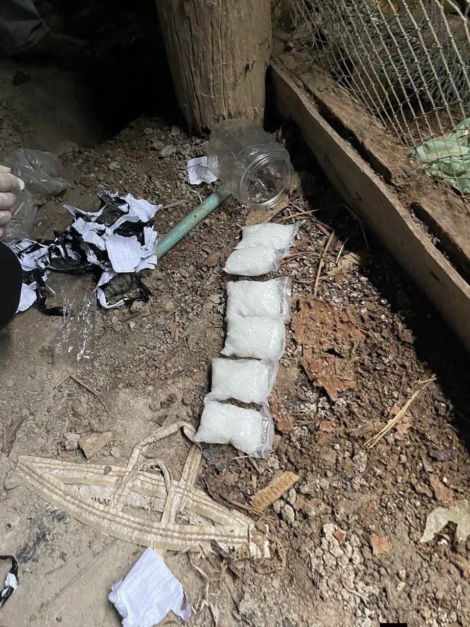 马德望省宪兵在奥查分区破获一起毒品交易案,逮捕一名43岁嫌疑