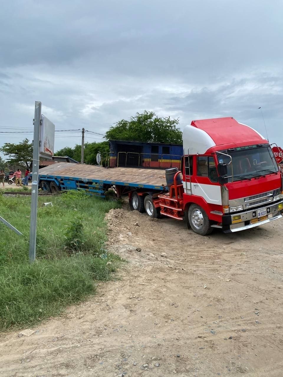 金边菩森芷区火车撞上集装箱卡车 无人员伤亡