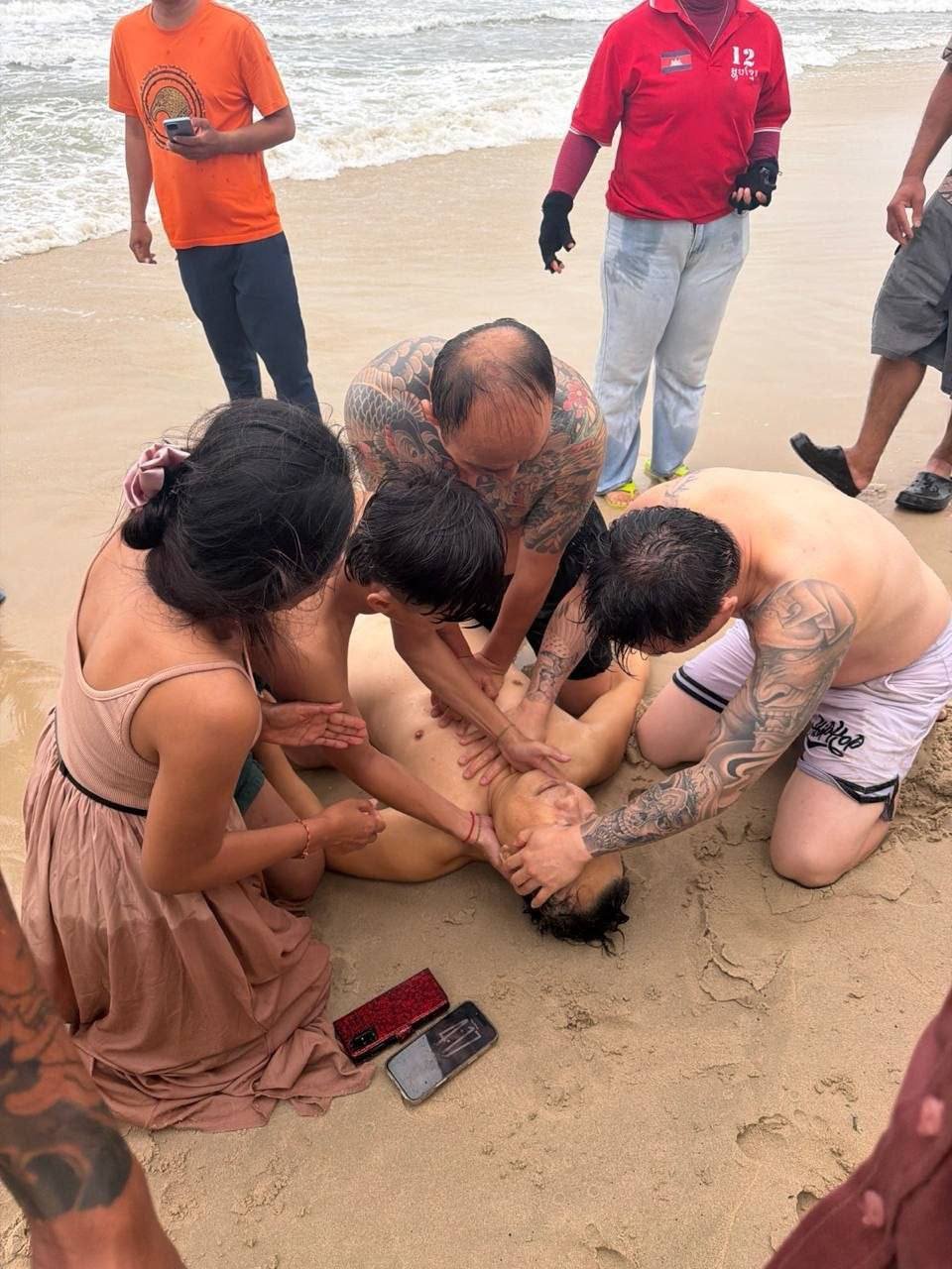 一名中国籍男子在西港奥特斯海滩溺水,目前已被送往医院接受救治