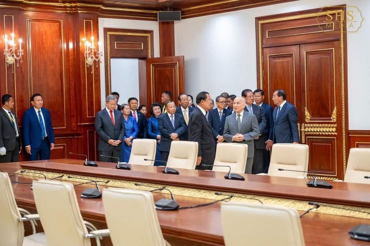 洪森视察参议院大楼并与高层合影