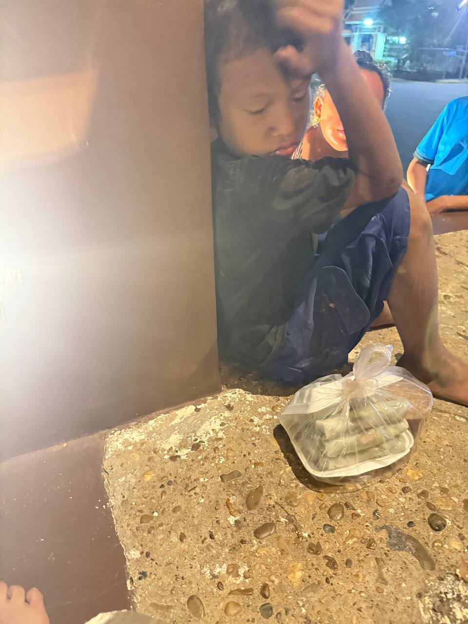 柴桢省一名男童因惧怕家暴流浪至独立纪念碑