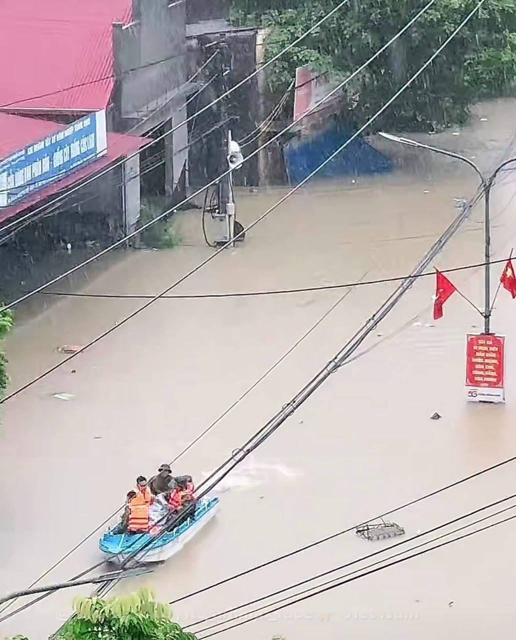 越南广宁省连降暴雨引发洪涝 灾情持续扩大