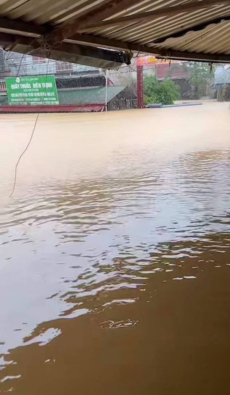 越南广宁省连降暴雨引发洪涝 灾情持续扩大
