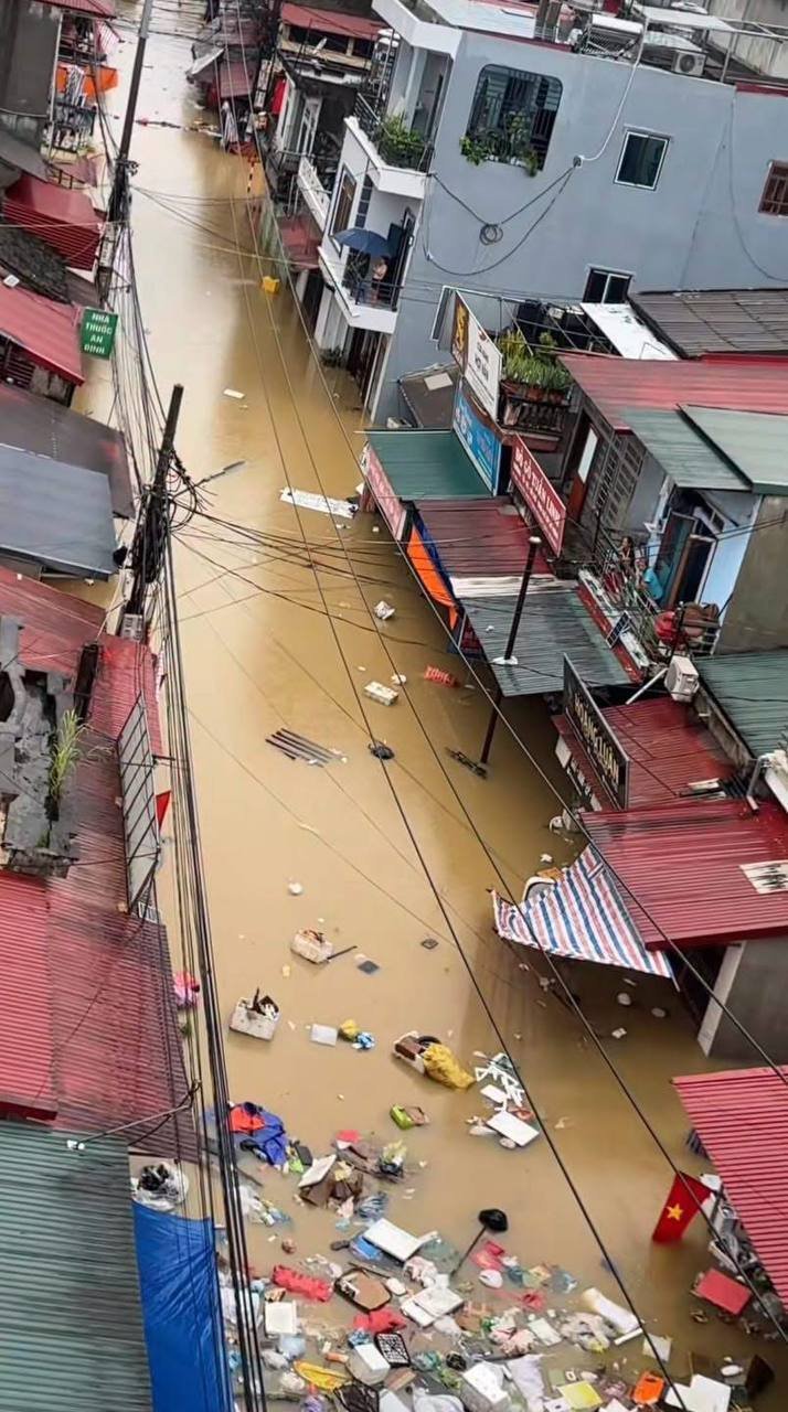越南广宁省连降暴雨引发洪涝 灾情持续扩大