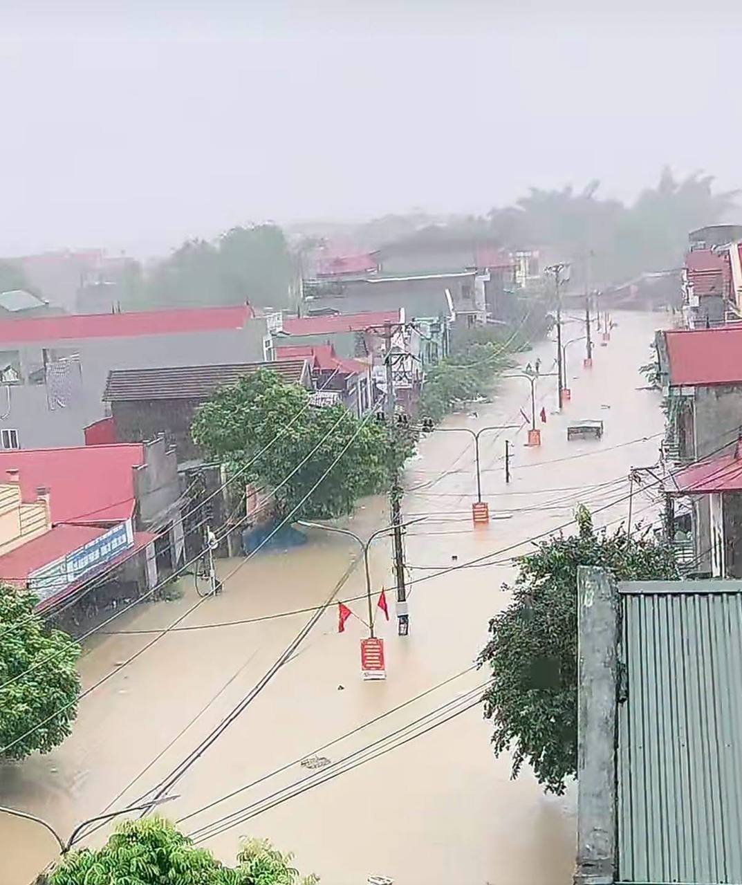 越南广宁省连降暴雨引发洪涝 灾情持续扩大