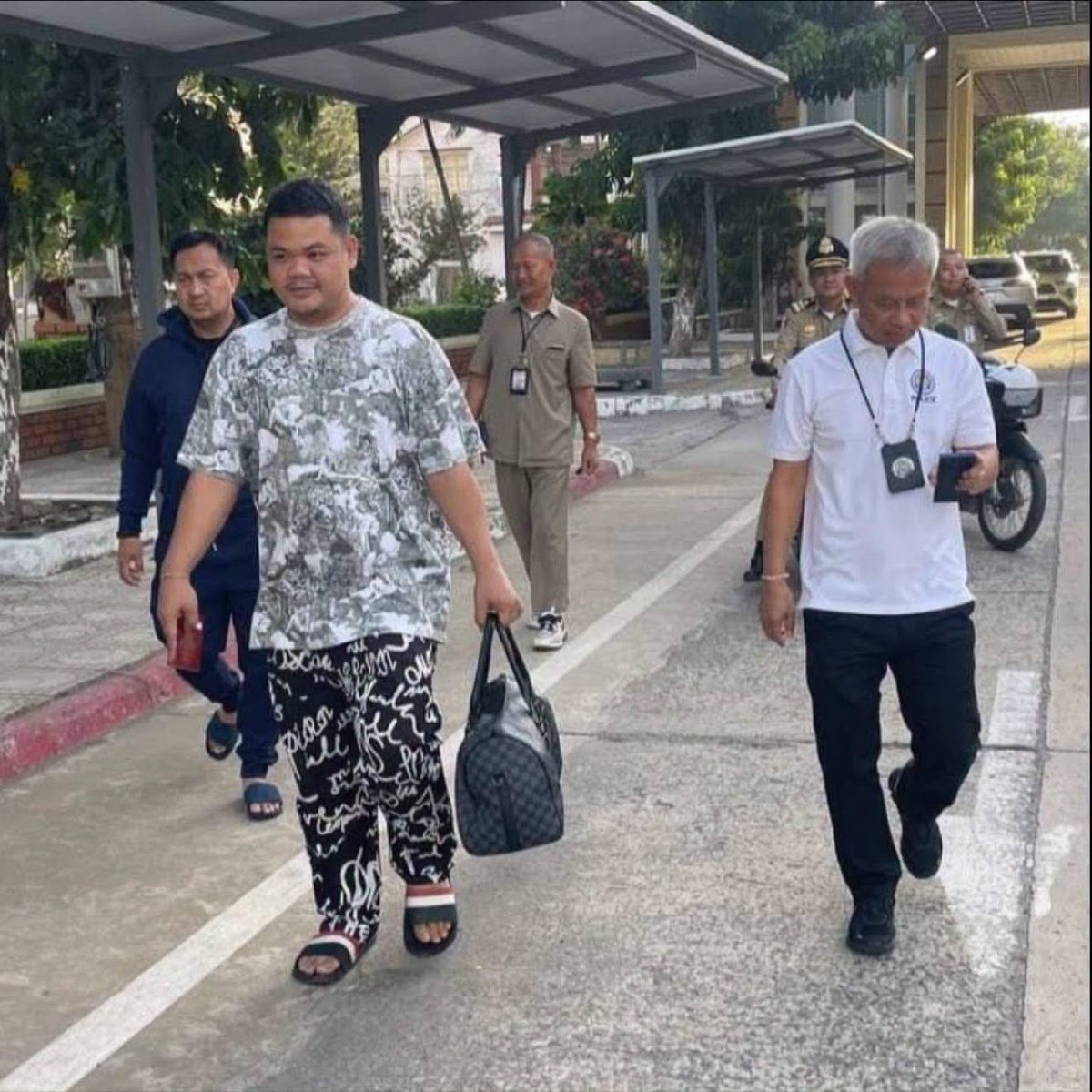 嫌疑人程菲伦经巴域口岸回国投案 警方已介入