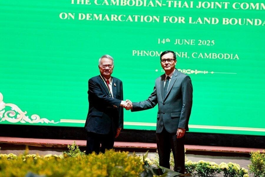 针对反对派指控政府已承认泰国对部分领土的占有,政府予以坚决驳