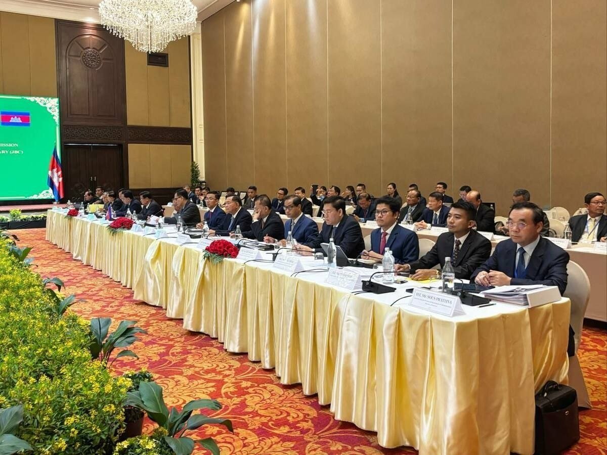 针对反对派指控政府已承认泰国对部分领土的占有,政府予以坚决驳