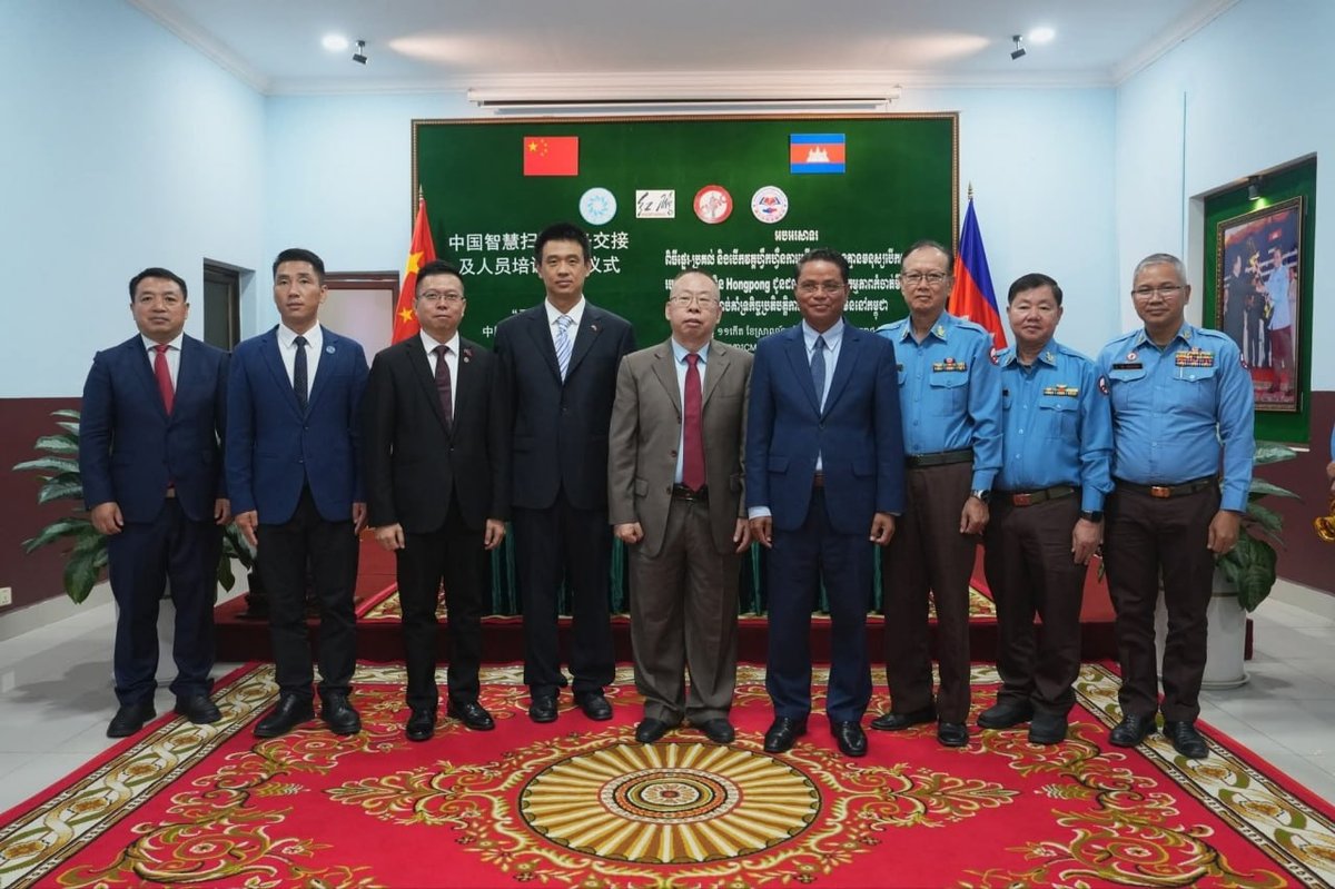 中国向柬埔寨排雷中心捐赠无人机
