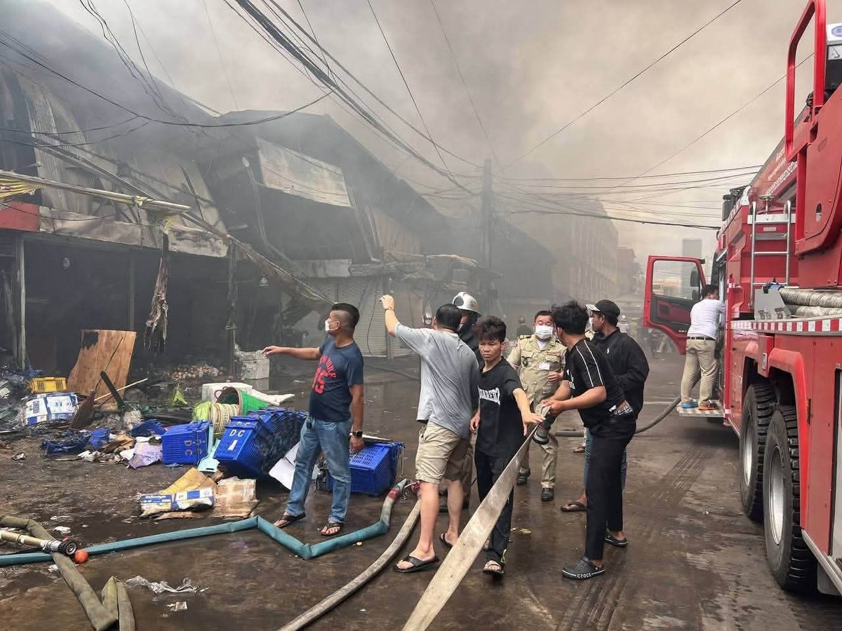 金边堆谷区金龙市场发生火灾 疑似电线短路