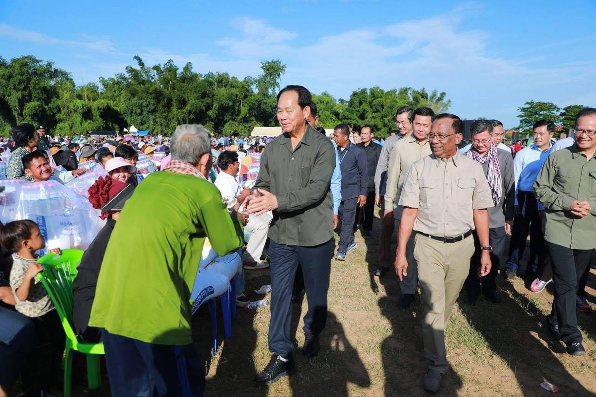 谢速帕拉向克朗通县洪灾受灾民众发放物资