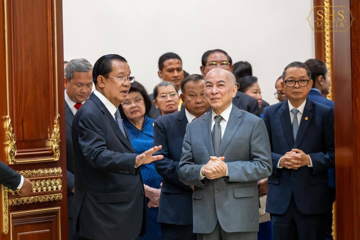 柬埔寨国王主持参议院团结大厦落成典礼
