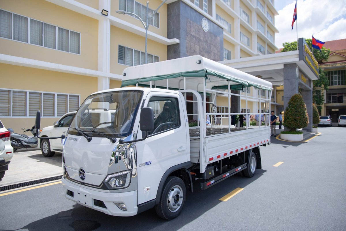 柬埔寨劳工部考察日本Zo Motors工人通勤车