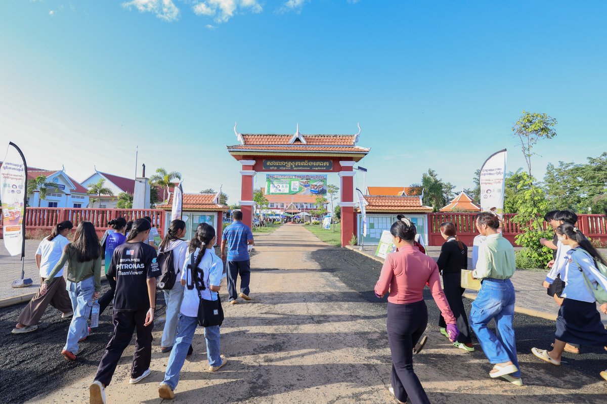柬埔寨劳工部在磅通省举办招聘会,为当地民众
