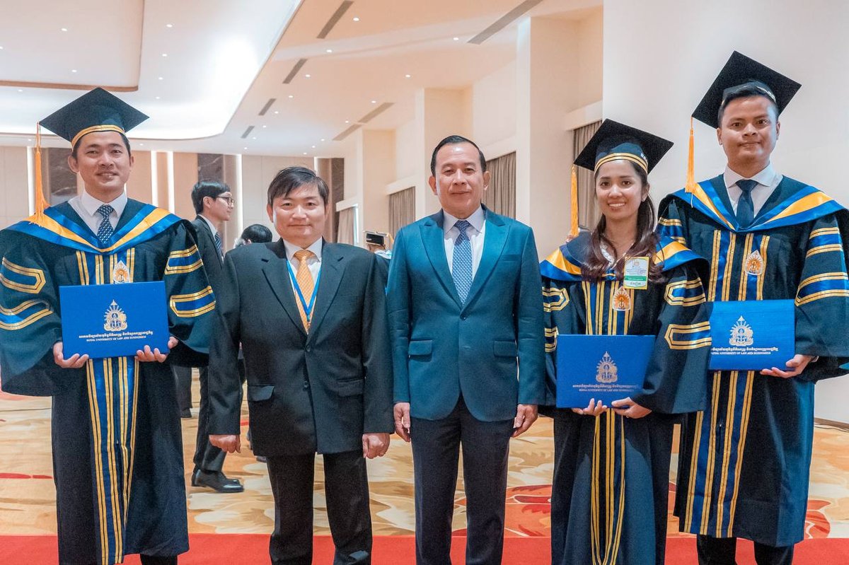 洪玛奈出席皇家法律经济大学毕业典礼 4001名学生获学位