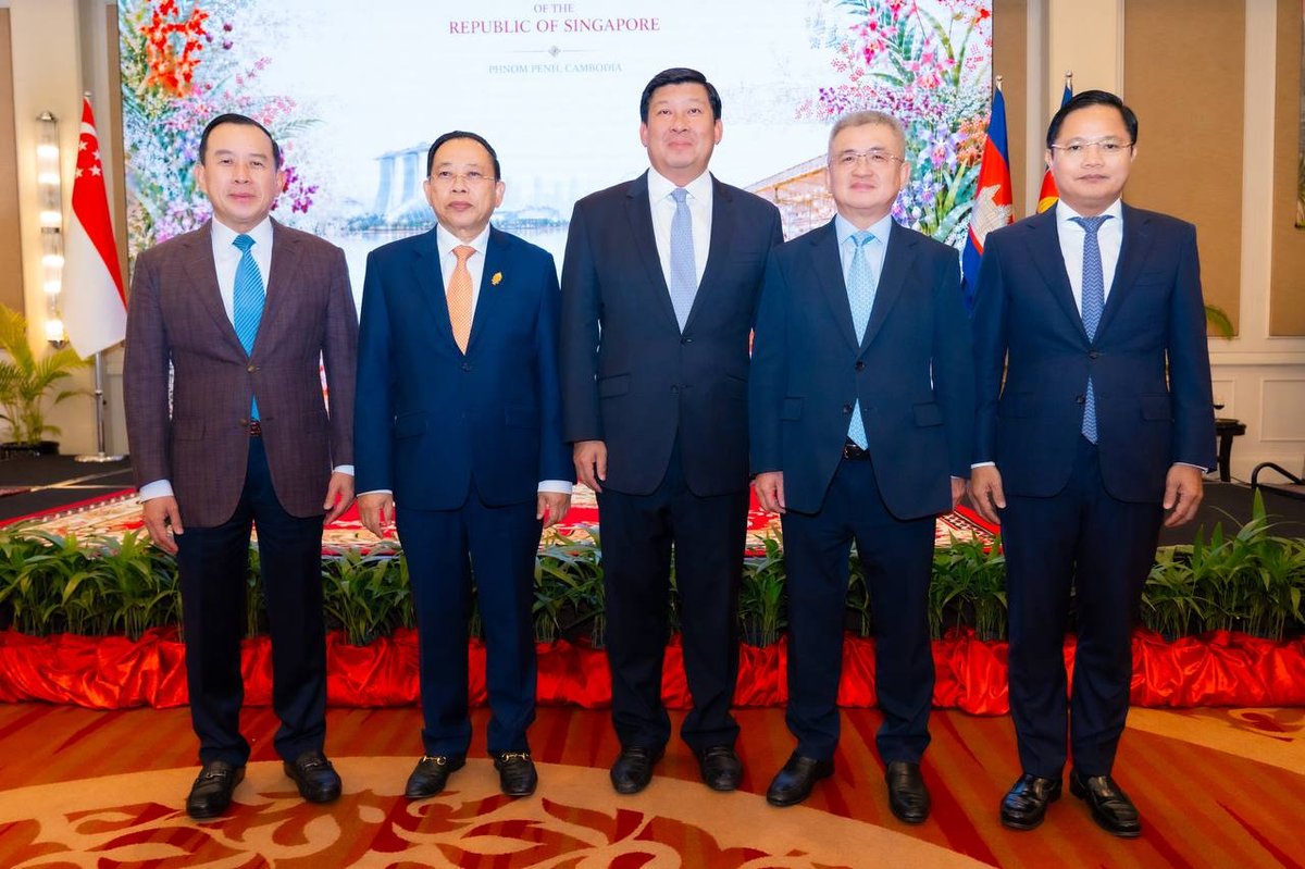 柬埔寨旅游部部长胡哈与教育青年体育部部长洪尊那隆出席新加坡驻