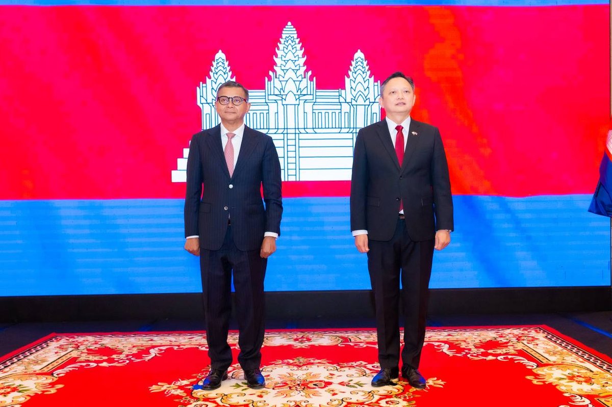 柬埔寨旅游部部长胡哈与教育青年体育部部长洪尊那隆出席新加坡驻