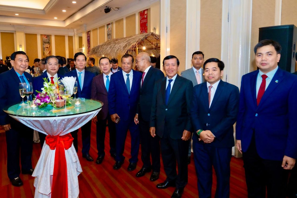 柬埔寨旅游部部长胡哈与教育青年体育部部长洪尊那隆出席新加坡驻