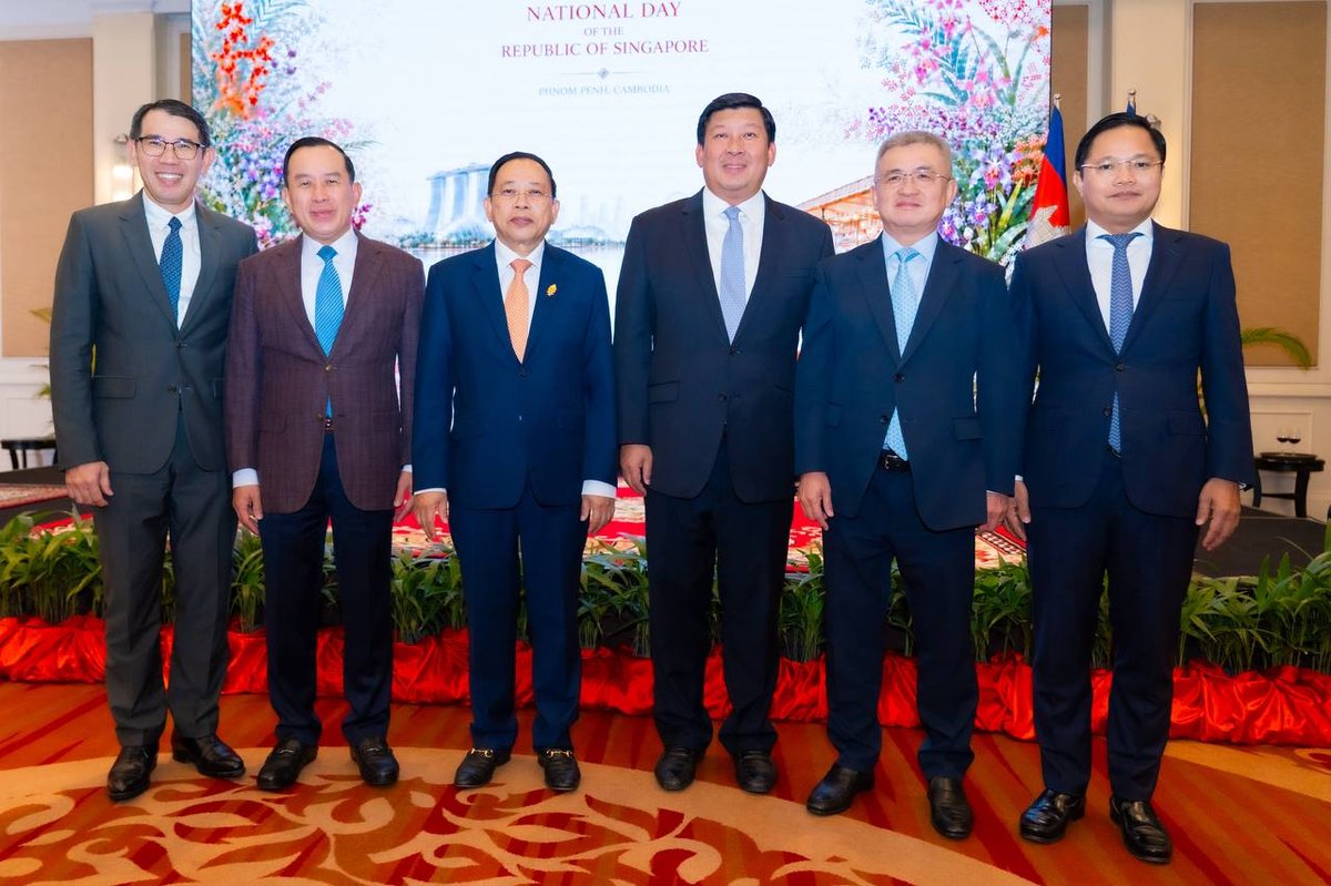 柬埔寨旅游部部长胡哈与教育青年体育部部长洪尊那隆出席新加坡驻