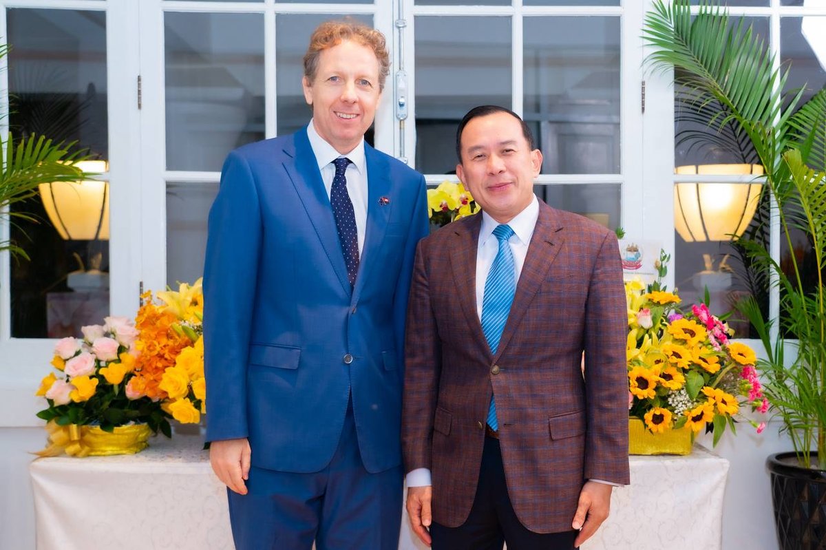 柬埔寨旅游部部长胡哈与教育青年体育部部长洪尊那隆出席新加坡驻