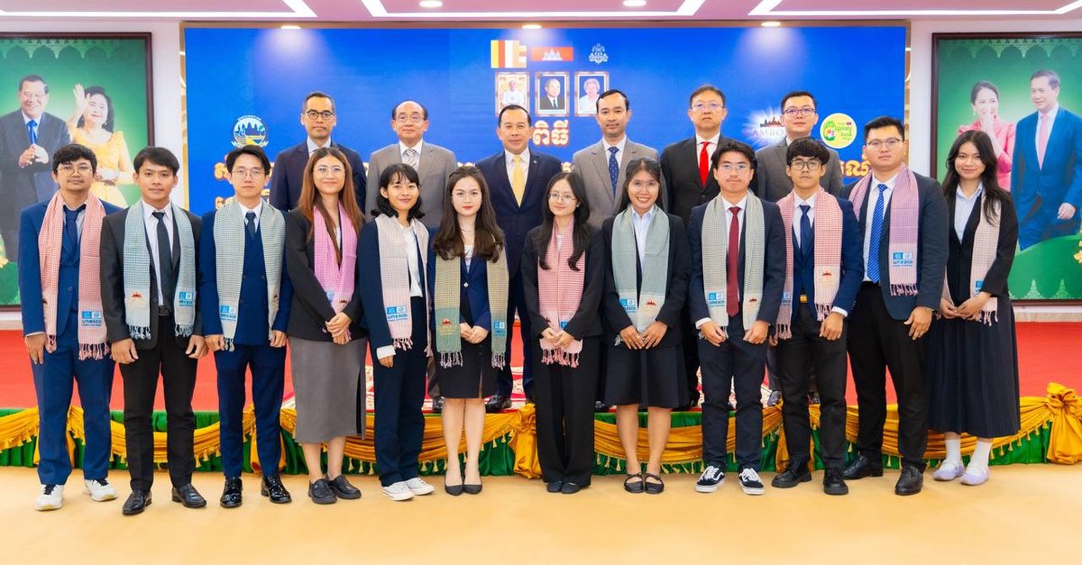 旅游部部长会见26名留学生 鼓励推广柬埔寨旅游形象