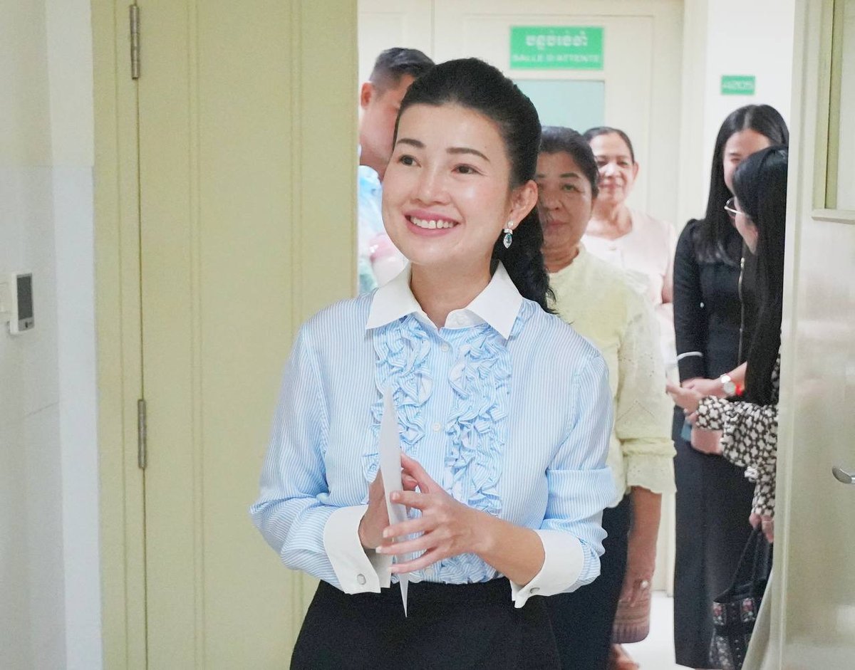 旅游部妇女协会主席宋提达一行前往甘密医院,慰问刚分娩的会计财