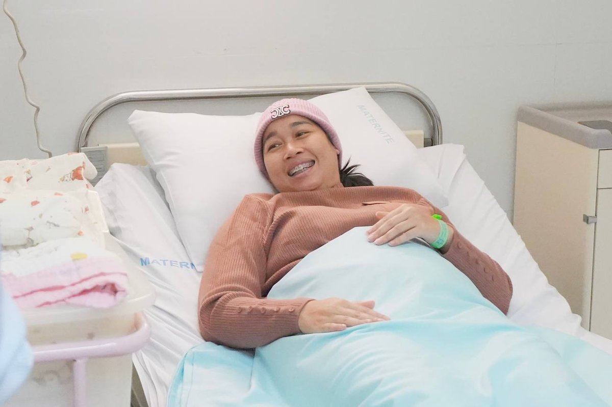 旅游部妇女协会主席宋提达一行前往甘密医院,慰问刚分娩的会计财