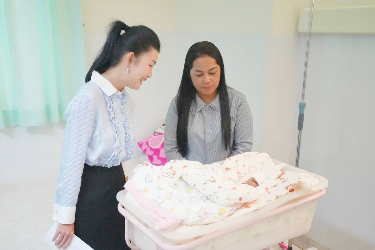 旅游部妇女协会主席宋提达一行前往甘密医院,慰问刚分娩的会计财