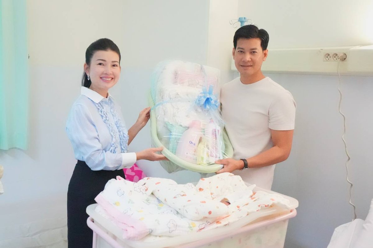 旅游部妇女协会主席宋提达一行前往甘密医院,慰问刚分娩的会计财