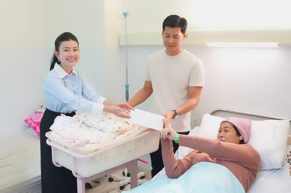 旅游部妇女协会主席宋提达一行前往甘密医院,慰问刚分娩的会计财