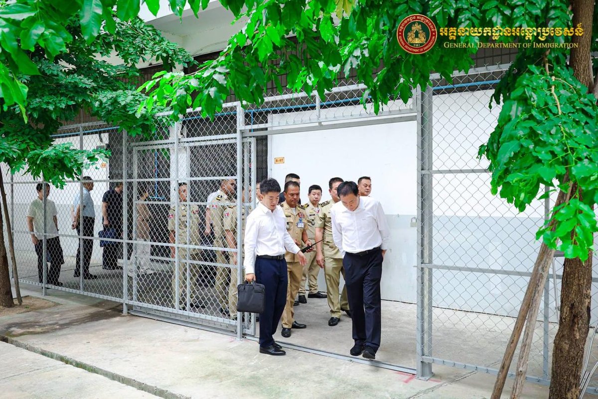 中国公安部刑事侦查局局长姜国利考察茶胶省遣返中心,核查涉案人