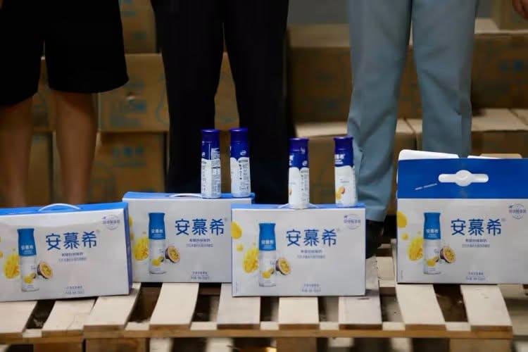西港商户主动上交过期商品 配合反欺诈部门焚毁