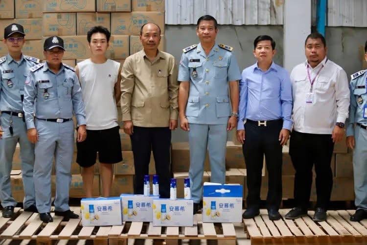 西港商户主动上交过期商品 配合反欺诈部门焚毁