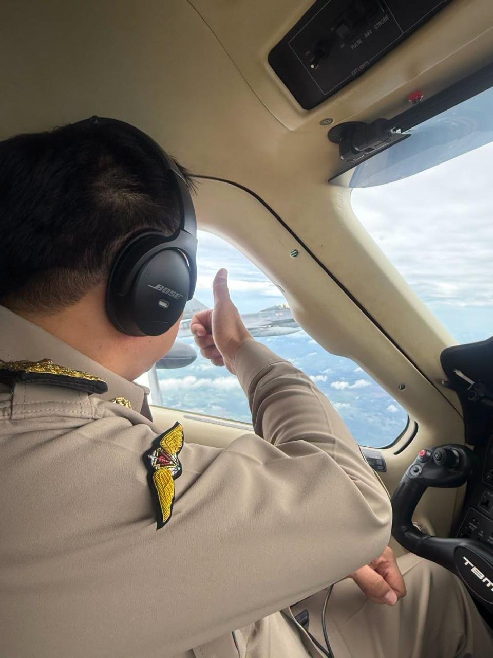 泰国总理阿努廷驾驶私人飞机 3架F-16战机伴飞护航