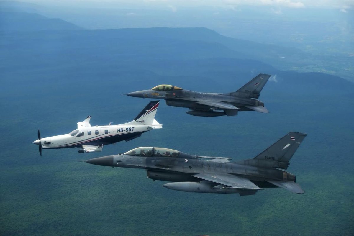 泰国总理阿努廷驾驶私人飞机 3架F-16战机伴飞护航