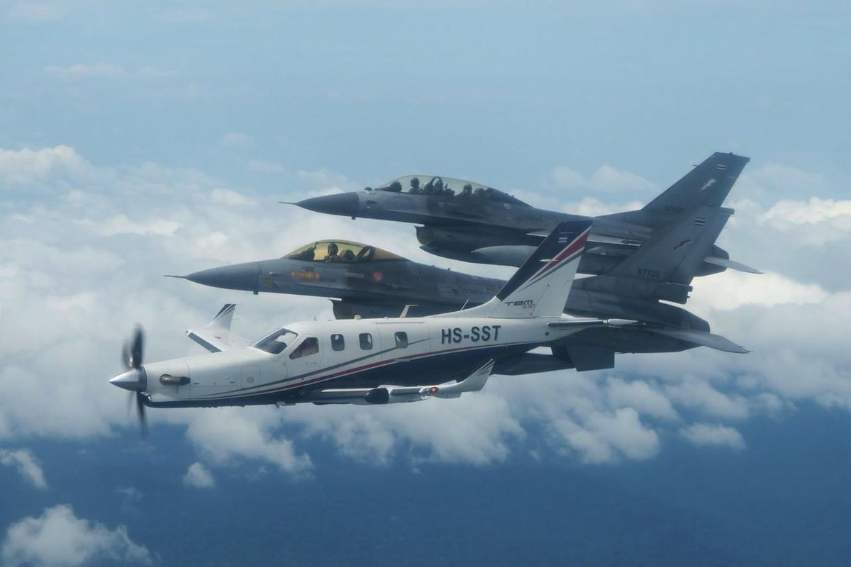 泰国总理阿努廷驾驶私人飞机 3架F-16战机伴飞护航