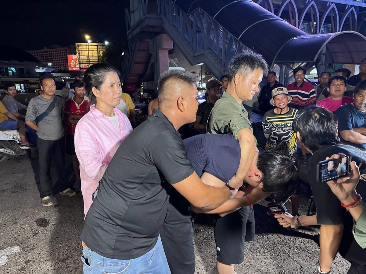 一对中国夫妇在金边沙南哥市场拦截并控制了一名拖欠12万美元水