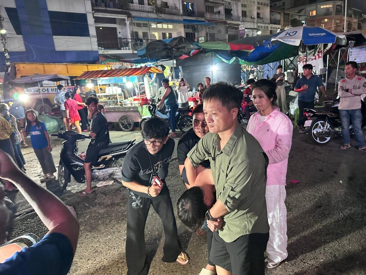 一对中国夫妇在金边沙南哥市场拦截并控制了一名拖欠12万美元水