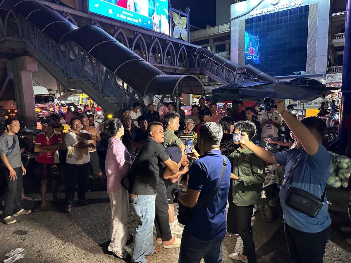 一对中国夫妇在金边沙南哥市场拦截并控制了一名拖欠12万美元水