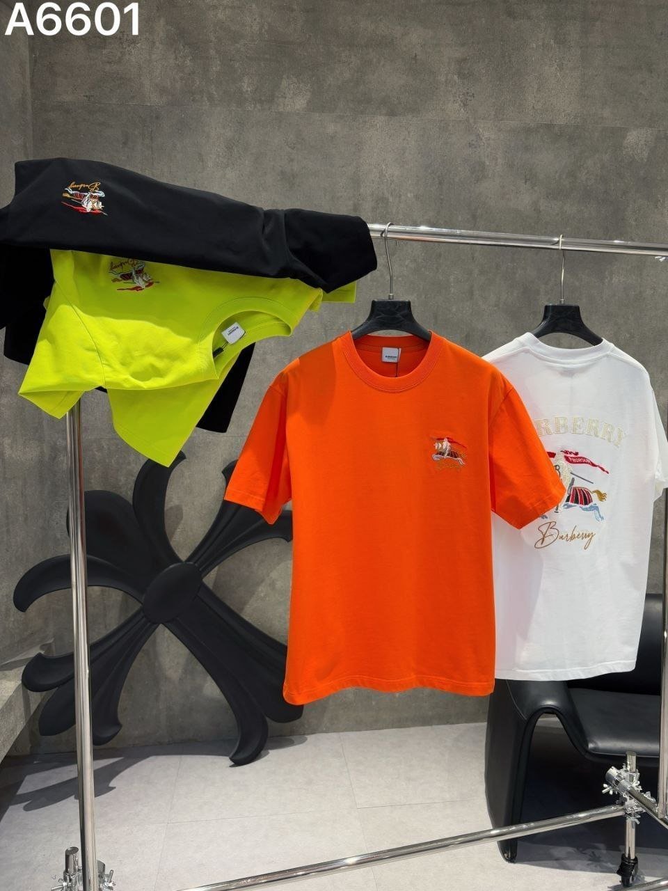 西港男装实体店促销 营业至午夜支持送货