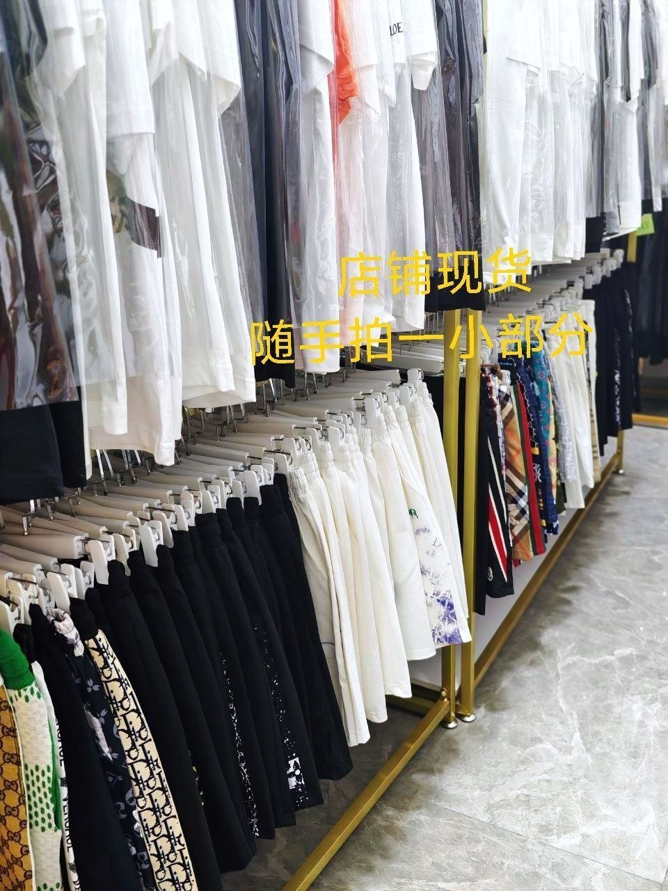 西港男装实体店促销 营业至午夜支持送货