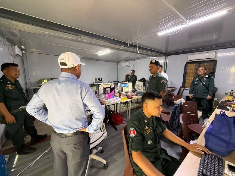 柴桢省警方在巴域分区突击查抄两处网诈窝点,抓获19名越南籍嫌