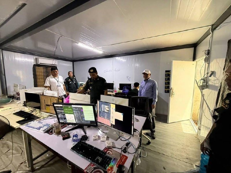 柴桢省警方在巴域分区突击查抄两处网诈窝点,抓获19名越南籍嫌