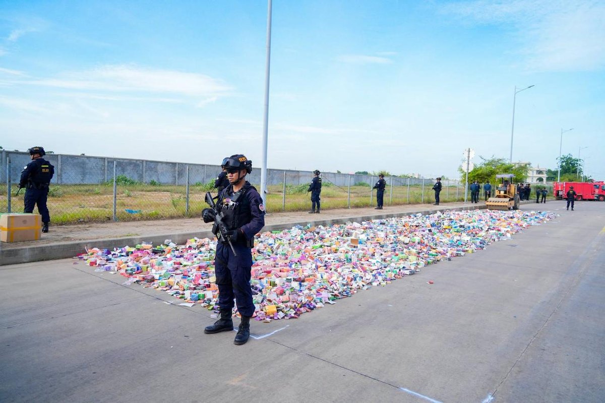 金边宪兵公开销毁超36万件电子烟及烟油